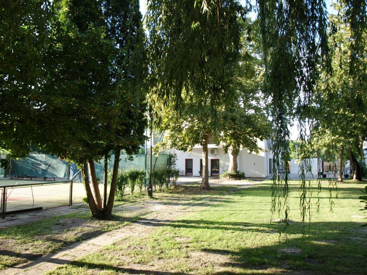 Bed and Breakfast Garden Club Panzio Балатонмариафюрдё Экстерьер фото